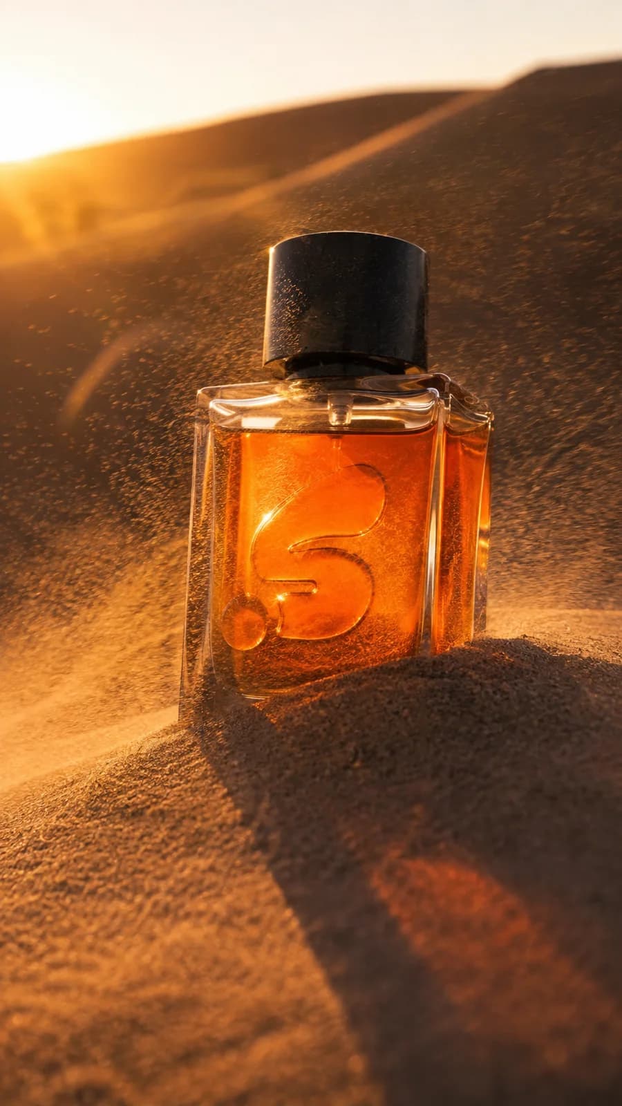 قزاز عطر نصفه مدفون في كثيب رملي وقت الغروب والرمل يتطاير حوله